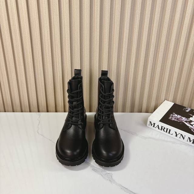 Dior迪奥2024Vs秋冬全新走秀款d-Major系列 复古圆头短靴 原版复刻，细节完全区别，全新复古科技电绣风向标，时间抢眼，简约百搭不平凡 面料：原版牛皮